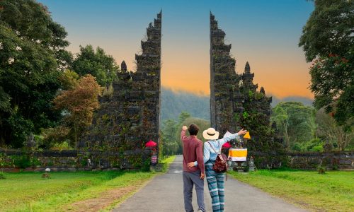 Happy,Couple,On,Vacation,Walking,Through,The,Hindu,Temple,In